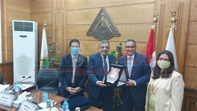 مجلس جامعة بنها يكرم نائب رئيس الجامعة لشئون التعليم ويشيد بمجهوداته