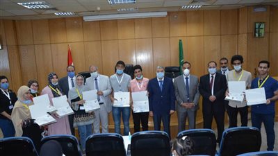 محافظ المنيا يكرم أوائل الثانوية العامة 