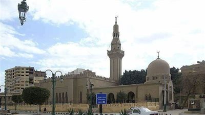 المصلون يؤدون صلاة الجمعة بعد انقطاع ٥ شهور بسبب كورونا في المنيا