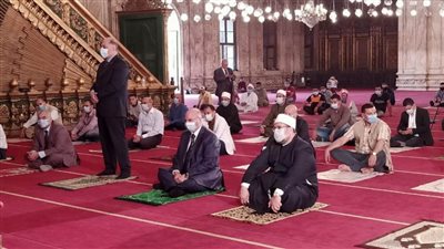 محافظ القاهرة يؤدي أول صلاة جمعة بمسجد محمد علي بالقلعة مع إلتزام المصلين بالإجراءات الاحترازية