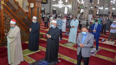 الشريف يؤدي أول صلاة الجمعة في مسجد أبي العباس المرسي بعد توقف ٥ شهور