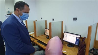 رئيس جامعة دمنهور يتفقد بدء دورات التحول الرقمى