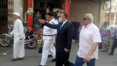 محافظ أسيوط يوجه بنقل الباعة الجائلين إلى الأسواق المخصصة لهم