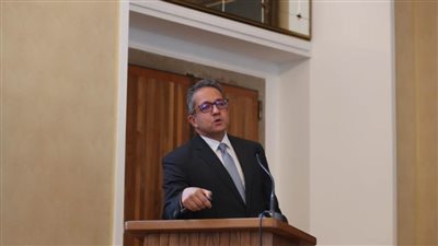 العناني يلقي محاضرة عن أهم الاكتشافات الأثرية 