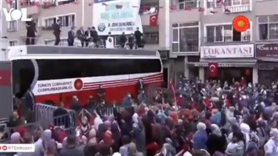 على طريقة إطعام الكلاب.. 