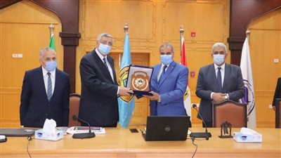 جامعة الأزهر تكرم مستشار رئيس الجمهورية للشئون الصحية