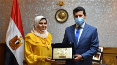 مصر تحتضن المتفوقين..وزير الشباب والرياضة يكرم الطالبة آية طه حسين 