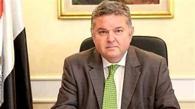 وزير قطاع الأعمال يفتتح فرع 