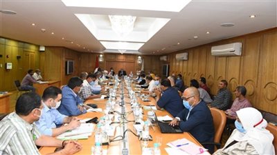 محافظ قنا يبحث برامج عمل المراكز التكنولوجية بقطاعات المحافظة