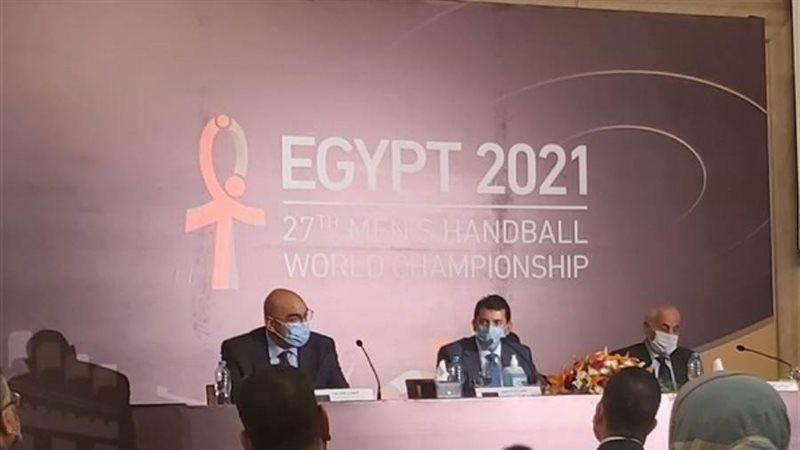 وزير الرياضة أثناء