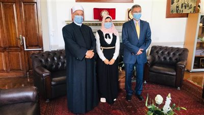 الأوقاف وجامعة إلاسكندرية تكرمان الطالبة 