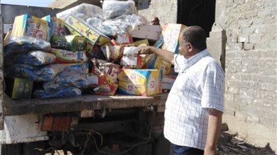 ضبط مخزن مواد غذائية دون ترخيص بأبو تيج بداخله سلع منتهية الصلاحية