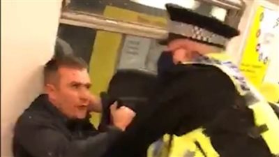  راكب إنجليزي لضابط الشرطة: 