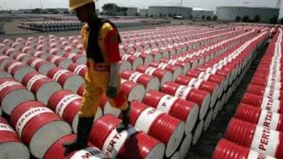 أسعار النفط تواصل الخسارة والخام الأمريكي يهبط بأكثر من دولار