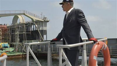 الفريق ربيع يتفقد ترسانة بورسعيد البحرية وشركات الهيئة