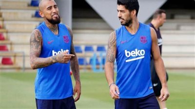 بأوامر من كومان.. سواريز وفيدال يتدربان بمفردهما