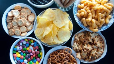 أحذر.. كثرة تناول الشيبسي والحلويات يصيبك بالشيخوخة 