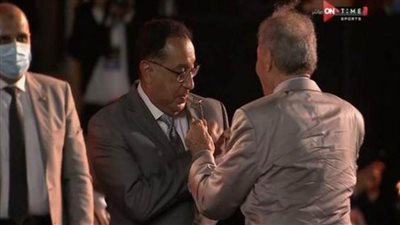 رئيس الاتحاد الدولي لكرة اليد يهدي مصطفى مدبولي قلمًا ذهبيًا