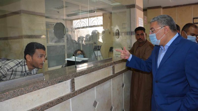 محافظ المنيا مع المواطنين