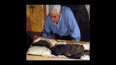 حواس سفيرًا لمصر في منظمة السياحة العالمية