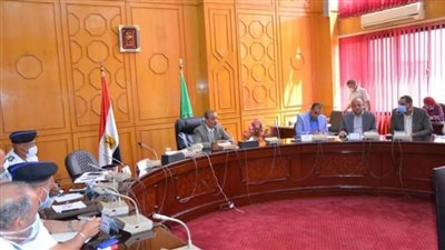 محافظ الإسماعيلية يستعرض استعدادات انتخابات 