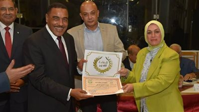 محافظ مطروح يكرم أعضاء قافلة جامعة الإسكندرية الطبية