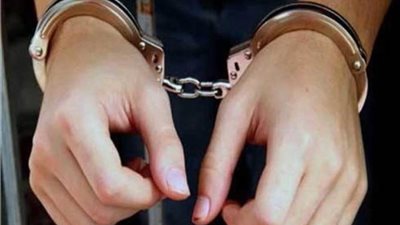 ضبط شخص قام بتكبيل نجليه أعلى سطح أحد العقارات 