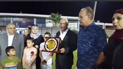 نادى سموحة يكرم أسرة الشهيد منسي 