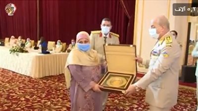 وزير الدفاع يكرم قادة القوات المسلحة المحالين للتقاعد وسيدة القطار