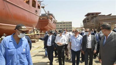 الفريق أسامة ربيع يتفقد أعمال بناء سفن الصيد ويعلن تطوير المركز الطبي
