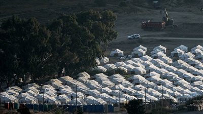 اليونان تعد بإنشاء مركز دائم للمهاجرين بعد حريق جزيرة (ليسبوس)