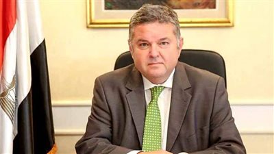 وزير قطاع الأعمال يستعرض تقريرا حول تطبيق منظومة تداول القطن الجديدة 