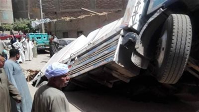 هبوط أرضى يتسبب في سقوط سيارة نقل ثقيل بإسنا جنوب الأقصر