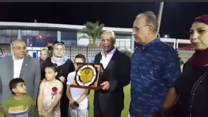 فرج عامر يكرم أسرة