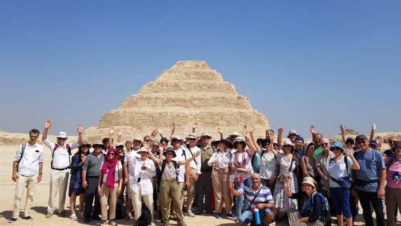 وفد فرنسي أمام هرم