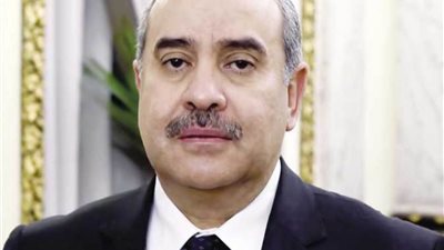 وزير الطيران المدني يتفقد إحدى شركات مصر للطيران 