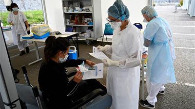 فرنسا: معدل إصابات كورونا اليومية يتجاوز 7 آلاف