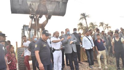 محافظ أسيوط يتفقد موقع حادث سقوط سيارة بترعة العقال القبلي بالبداري