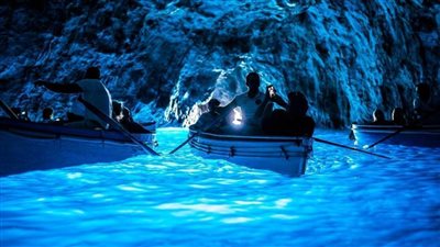 بالصور.. اكتشف سر الكهف الأزرق في إيطاليا 