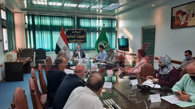 جانب من اجتماع محافظ