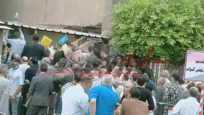 زحام أمام محكمة شبين