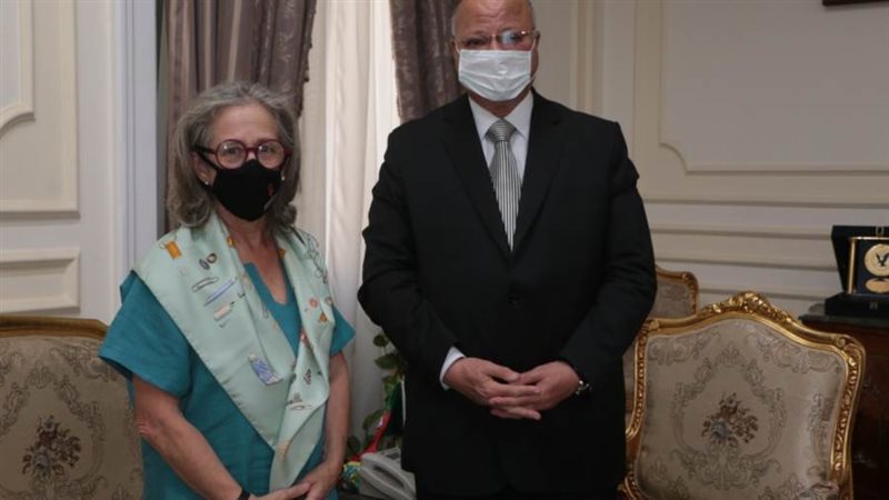 محافظ القاهرة وسفيرة