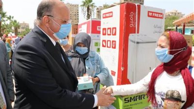 محافظ القاهرة يسلم ٥٠ من العرائس الأولى بالرعاية أجهزة كهربائية