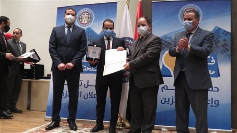 وزير المالية يكرم