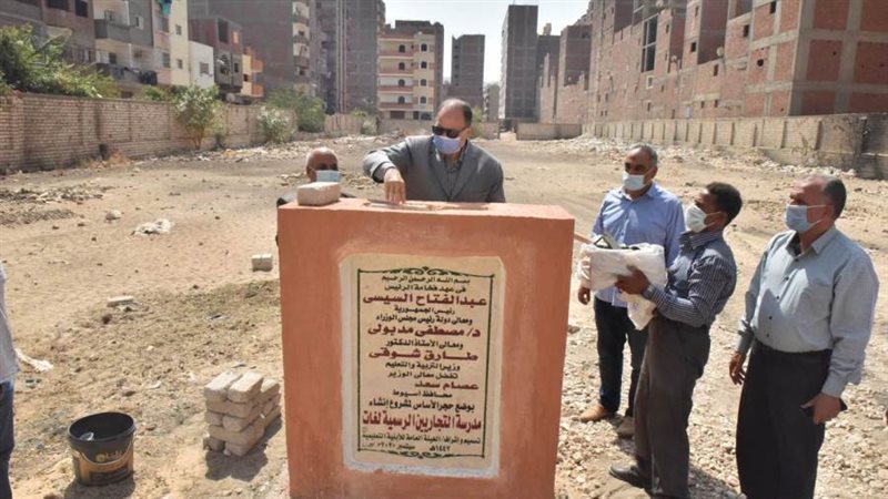 محافظ أسيوط يضع حجر