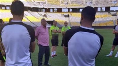 فرج عامر يجتمع بلاعبي سموحة قبل مواجهة المصري
