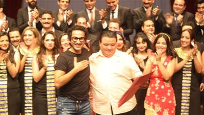 المخرج خالد جلال يكرم الفنان أحمد حلمي في عرض 