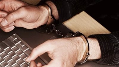 سقوط قواد و4 سيدات يروجون لممارسة  الجنس عبر الإنترنت