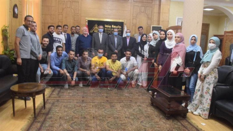 رئيس جامعة بنها يبحث