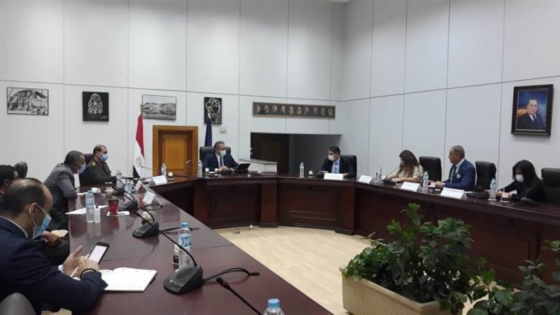 العناني يجتمع مع